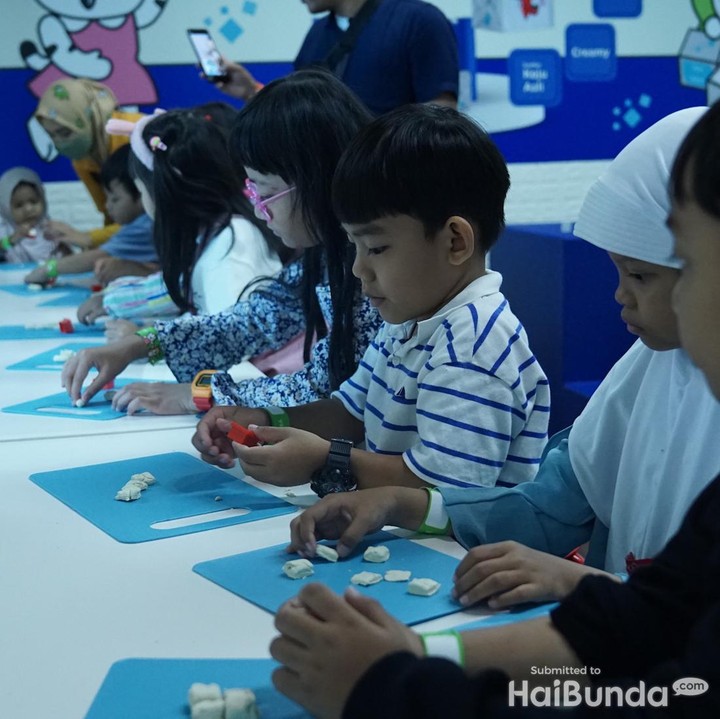 <p>Tak hanya para Bunda, Si Kecil pun bisa ikut menikmati acara ini, lho! Selagi Bunda melakukan registrasi, anak-anak juga akan dibagi per kelompok untuk mengikuti berbagai aktivitas menarik bersama Youreka. (Foto: haibunda.com/Atmaja Kurniawan)</p>