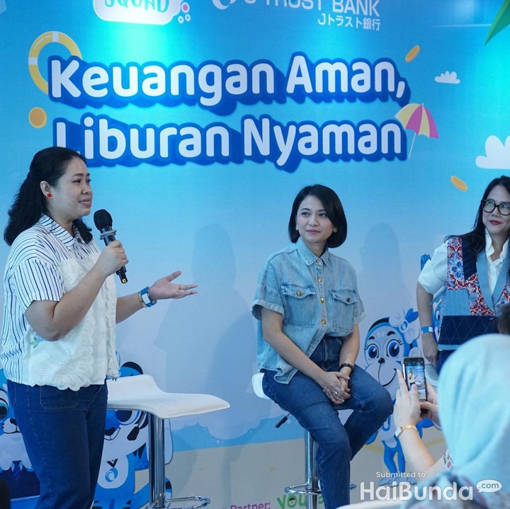 <p>Acara dibuka dengan sambutan oleh Brand Representatif dari J TRUST Bank. Marketing Communication & Promotion Head J TRUST Bank, Edwina, menyambut para Bunda dengan ceria. (Foto: haibunda.com/Atmaja Kurniawan)</p>