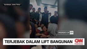 VIDEO: Puluhan Santri dan Guru Terjebak dalam Lift Bangunan