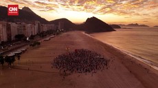 VIDEO: Warga Brasil Beryoga di Pantai Rayakan Hari Yoga Internasional