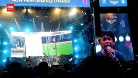 VIDEO: D'Masiv Hipnotis Penonton Allo Bank Festival 2024