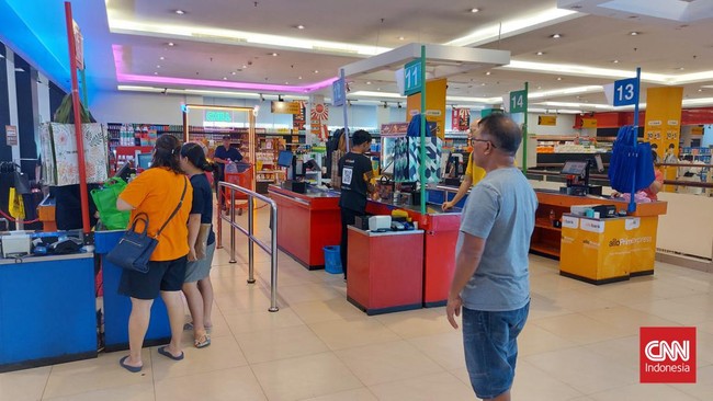 Masyarakat mulai menyerbu Transmart Full Day Sale di gerai Transmart Cempaka Putih, Jakarta Pusat, Minggu (23/6) siang.