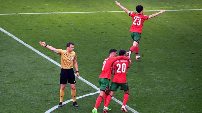 Ada satu momen unik yang terjadi pada laga Turki vs Portugal di matchday kedua Euro 2024. Blunder konyol Turki jadi obat peredam emosi Cristiano Ronaldo.