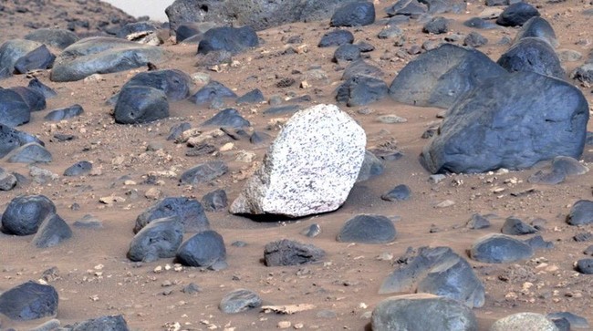 Robot penjelajah Perseverance milik NASA menemukan bongkahan batu berwarna terang di Mars, yang belum pernah dilihat sebelumnya.