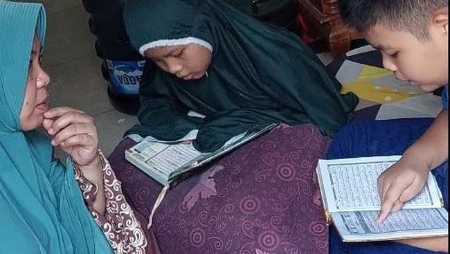 Mari donasi untuk ringankan hidup Uswatun, guru ngaji bertangan satu yang berjuang merawat buah hatinya yang autis, buta, dan idap kelainan darah.
