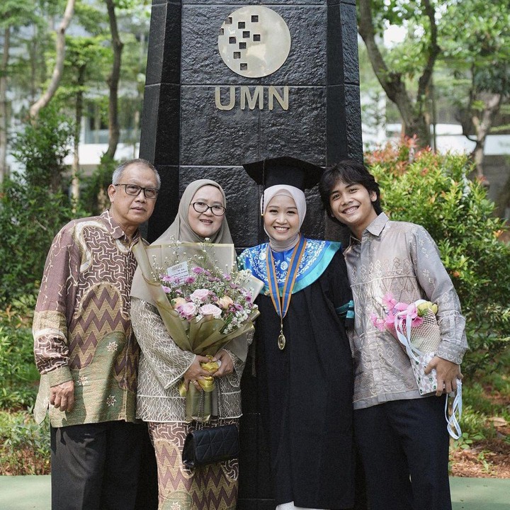<p>Bukan hanya didampingi sang suami, Bunda dan Ayah Alca juga terlihat hadir menemaninya yang tengah merayakan hari istimewa itu, lho. Momen hangat dibagikan langsung oleh Alca. (Foto: Instagram@alcaoctvn)</p>
