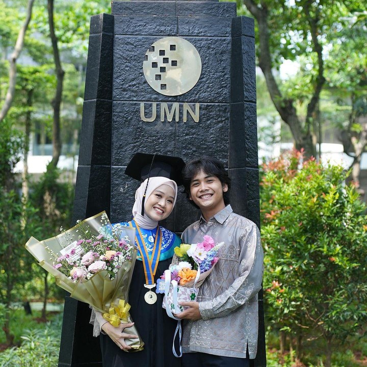 <p>Melalui postingan tersebut, Bintang mengucapkan selamat kepada sang istri sekaligus menyelipkan kalimat guyonan yang menjadi ciri khasnya. "Selamat wisudah sayang. Walaupun ijazah kita tidak setara, aku tetap terima kamu apa adanya," tulis Bintang, dikutip dari laman <em>Instagram@bintangemon,</em> Senin (24/6/2024). (Foto: Instagram@bintangemon)</p>