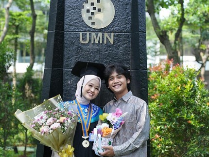 5 Potret Bangganya Bintang Emon Dampingi Sang Istri Alca Octaviani Wisuda S2