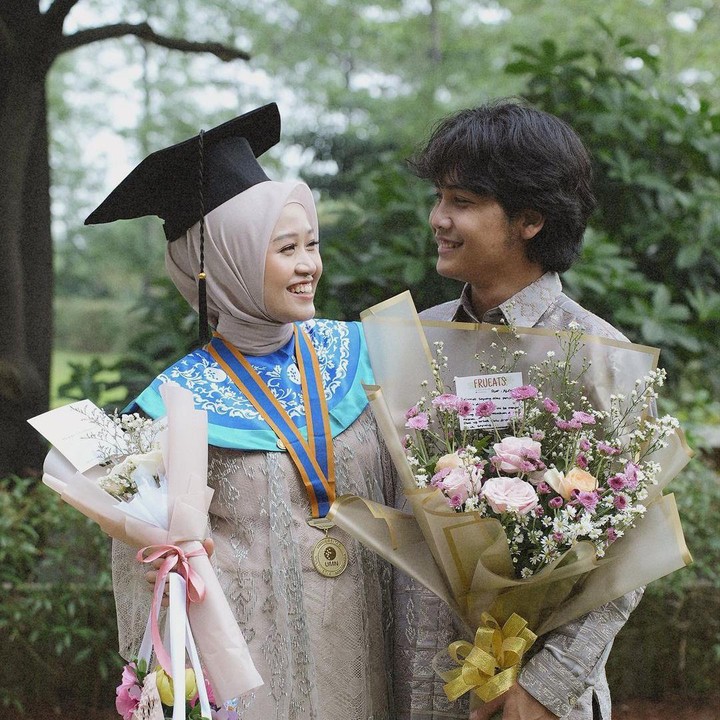 <p>Momen tersebut diketahui langsung dari beberapa potret yang diunggah di akun Instagram pribadi Bintang. Pria dengan nama Gusti Muhammad Abdurrahman Bintang Mahaputra ini terlihat bangga dengan pencapaian yang telah diraih sang istri. (Foto: Instagram@alcaoctvn)</p>