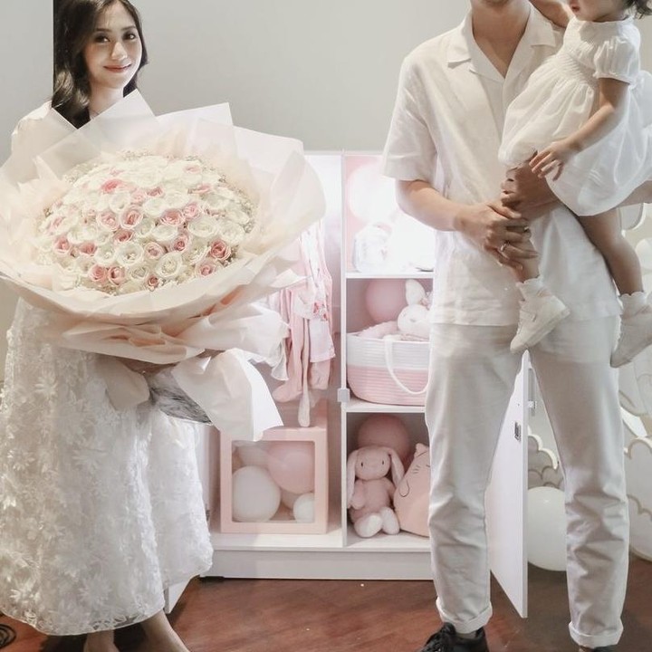 <p>Nona juga mengucapkan rasa syukur atas janinnya yang akan lengkapi keluarga kecilnya. “Sangat senang untuk membagikan bahwa ini (janin) perempuan lagi! Sangat bersyukur atas nikmat berharga ini dalam hidup kami,” tulisnya. Bunda, itulah potret keseruan Nona Willy yang baru saja mengadakan pesta gender reveal untuk calon anaknya yang berjenis kelamin perempuan. Semoga, ibu hamil yang satu ini diberikan kelancaran hingga persalinan nanti ya. (Foto: Instagram @nonawilly16).</p>