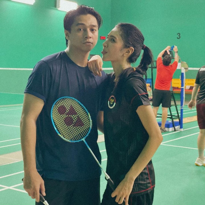 <p>Deva dan Mikha juga kompak hidup sehat dengan rutin berolahraga bersama, nih. "Aktivitas di hari Minggu bersama keluarga sesuai anjuran @kemenpora. Badminton date a day keeps the flu away," kata Mikha. (Foto: Instagram @miktambayong @devamahenra)</p>
