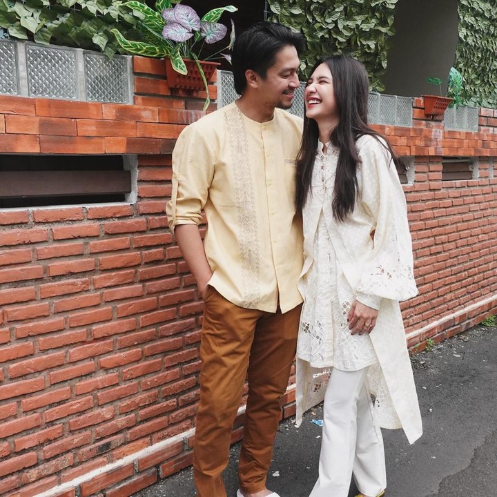 <p>Sudah setahun menikah, pasangan ini semakin terlihat mesra dan harmonis. Ketika merayakan hari jadi pernikahan mereka yang pertama, Deva mengunggah pesan manis dalam unggahan fotonya. "Pada perayaan kali ini, tidak banyak yang bisa saya tulis. Sebab sebaik-baiknya catatan, olehmu sudah dibuat. Sebagai sepasang janji yang belum lama mengikat, kiranya apa yang tercatat akan selalu jadi kekuatan dan pengingat. Mari terus belajar dan bertumbuh bersama; suka dan duka," tulis Deva. (Foto: Instagram @miktambayong @devamahenra)</p>