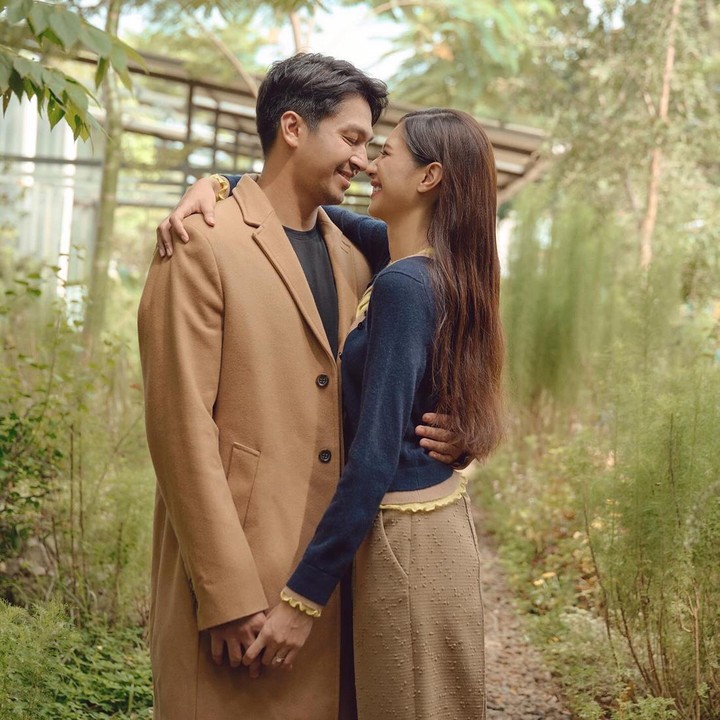 <p>Meski memerankan tokoh suami yang menyebalkan di film tersebut, Deva merupakan sosok romantis di kehidupan nyata. Intip saja pesan manisnya ketika merayakan hari ulang thaun pernikahan yang pertama. "Pada perayaan kali ini, tidak banyak yang bisa saya tulis. Sebab sebaik-baiknya catatan, olehmu sudah dibuat. Sebagai sepasang janji yang belum lama mengikat, kiranya apa yang tercatat akan selalu jadi kekuatan dan pengingat. Mari terus belajar dan bertumbuh bersama; suka dan duka," tulis Deva. (Foto: Instagram @miktambayong @devamahenra)</p>