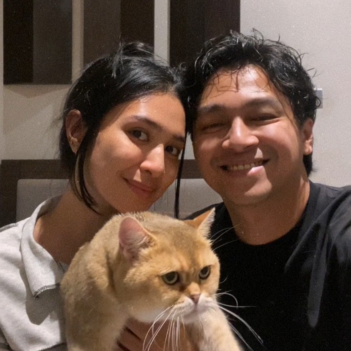 <p>Di keseharian mereka, Deva Mahenra dan Mikha Tambayong kerap membagikan momen quality time. Belum lama ini, Mikha memperkenalkan anggota keluarga baru di rumah mereka, yaitu seekor kucing yang menggemaskan. <em>"New lady in the house. Clingy, playful, and veryyy sweet,"</em> tulisnya. (Foto: Instagram @miktambayong @devamahenra)</p>