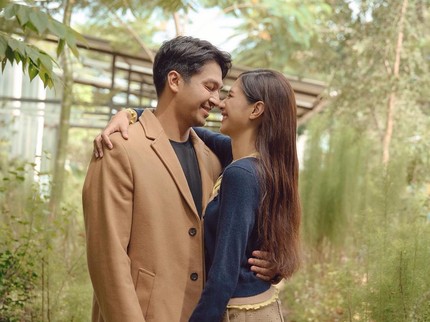 5 Potret Pemeran Aris 'Ipar adalah Maut' Deva Mahenra bersama Sang Istri Mikha Tambayong