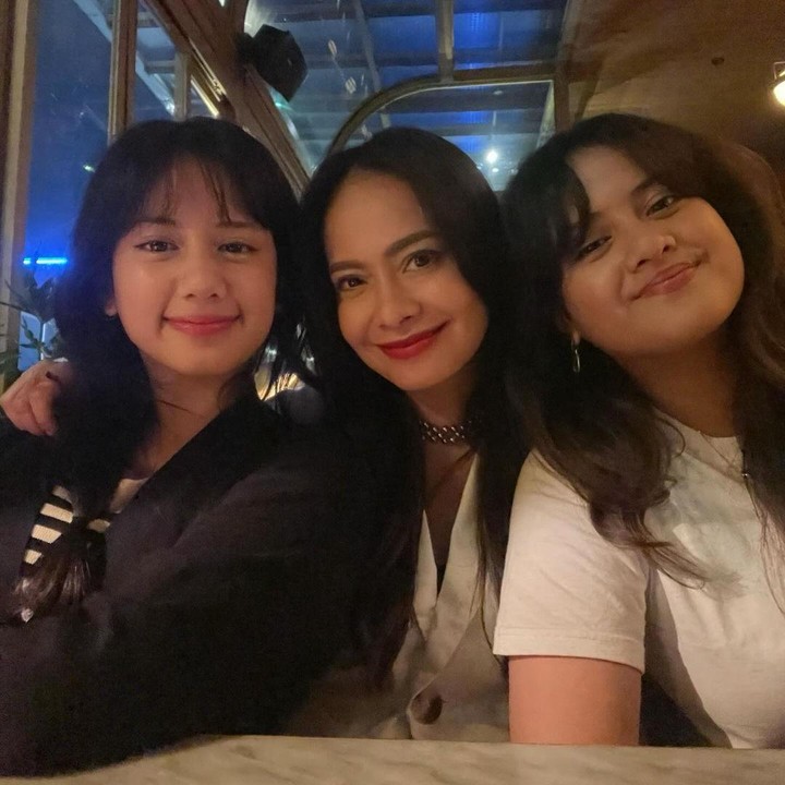 <p>Bukan kali ini saja netizen memuji paras cantik kedua anak Ersa Mayori. Dalam beberapa unggahan di media sosial, banyak netizen menyatakan kekagumannya. Kika dan Ulla disebut sangat mirip dengan sang Bunda yang juga selalu dipuji awet muda. Ersa Mayori dan kedua anaknya bahkan sering disebut seperti kakak-adik. (Foto: Instagram @ersamayori)</p>