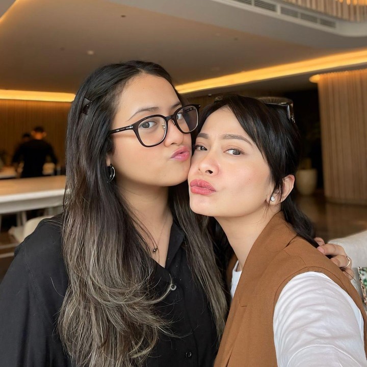 <p>Dalam foto tersebut, paras cantik Kika dan Ulla juga mencuri perhatian. Beberapa netizen mengatakan keduanya memang cantik mirip sang Bunda. Ada juga yang memuji paras Ully yang disebut mirip dengan bintang asal Korea Selatan Kim Ji Won yang berperan sebagai Hong Haein di drama Queen of Tears. "Hong haein versi mini nih si adek," tulis aun is***. "Si adek mirip Jisoo," ujar @ca***. (Foto: Instagram @ersamayori)</p>