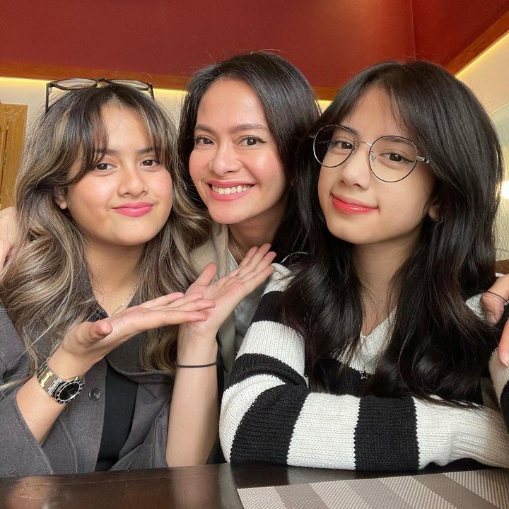 <p>Ersa Mayori sering mengunggah momen kebersamaan dengan kedua putrinya di media sosial. Perempuan 45 tahun ini tampak begitu akrab dan kompak dengan dua anak ABG-nya ini, Bunda. (Foto: Instagram @ersamayori)</p>