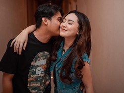 Mengenal Happy Asmara yang Dapat Kado Mobil Mewah dari Suami