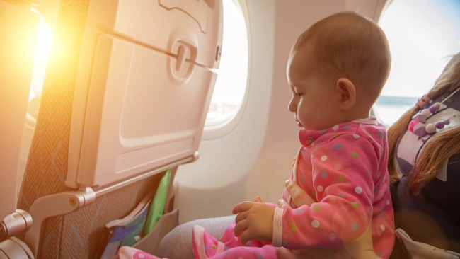 Seorang ibu di Minneapolis unggah video 'tips terbang bersama bayi' di TikTok. Ia menempel bayinya di atas kursi pesawat menggunakan selotip atau lakban.