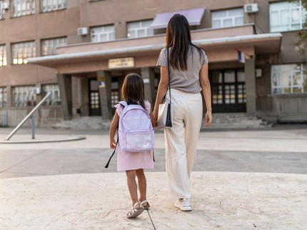 8 Bunda Curhat Momen 'Melepas' Anak Sekolah Pertama Kali, Menyentuh Hati