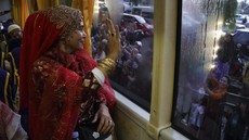 FOTO: Rombongan Jemaah Haji Kloter Pertama Tiba di Tanah Air