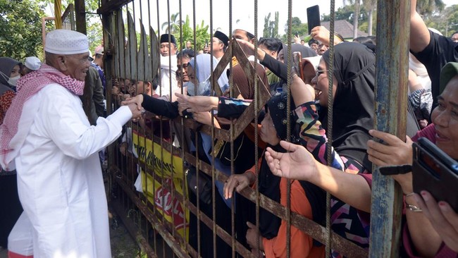 FOTO: Rombongan Jemaah Haji Kloter Pertama Tiba di Tanah Air