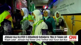 VIDEO: Jemaah Haji Kloter 5 Debarkasi Surabaya Tiba di Tanah Air