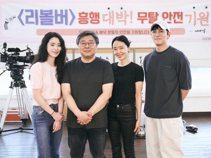 Ji Chang Wook & rekan saat pembacaan naskah film Revolver/foto: twitter.com/ megabox_plusm Ji Chang Wook & rekan saat pembacaan naskah film Revolver/foto: twitter.com/ megabox_plusm