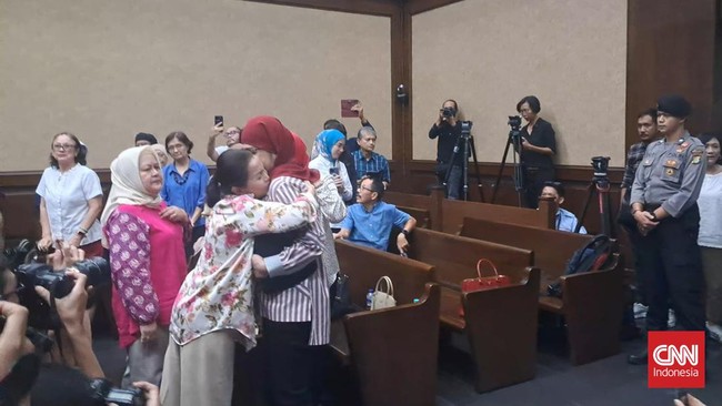 Direktur Utama PT Pertamina periode 2009-2014 Karen Agustiawan sempat melambaikan tangan dan memeluk keluarga yang hadir di sidang vonis.