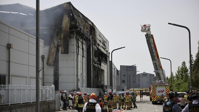Korban tewas kebakaran pabrik baterai lithium di Hwaseong, selatan ibu kota Seoul, Korea Selatan, bertambah menjadi 23 orang, Selasa (25/6).