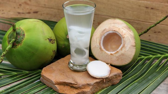 5 Khasiat Sehat Minum Air Kelapa, Sehatkan Tulang dan Cegah Diabetes