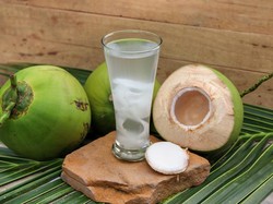 5 Khasiat Sehat Minum Air Kelapa, Sehatkan Tulang dan Cegah Diabetes