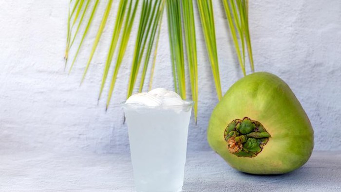 5 Khasiat Sehat Minum Air Kelapa, Sehatkan Tulang dan Cegah Diabetes