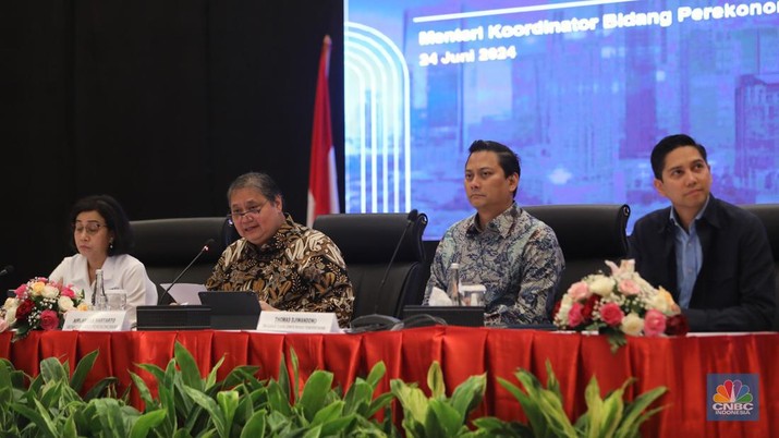 Konferensi pers terkait Kondisi Fundamental Ekonomi Terkini dan Rencana Anggaran Pendapatan dan Belanja Negara (APBN) 2025 di Kantor Pusat Direktorat Jenderal Pajak, Jakarta, Senin (24/6/2024).(CNBC Indonesia/Faisal Rahman)