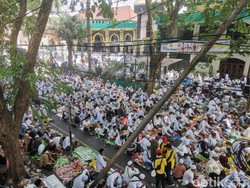Lautan Manusia Hadiri Haul ke-69 Habib Abu Bakar Assegaf di Gresik