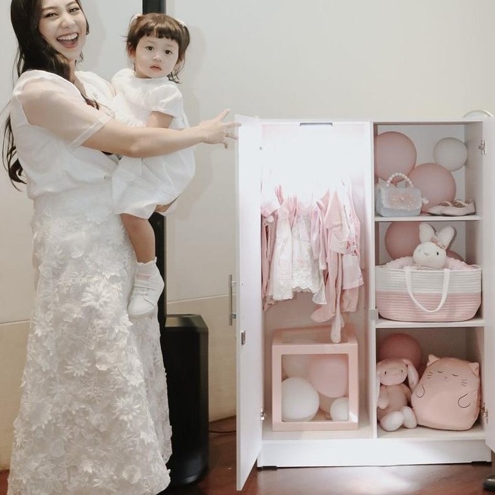 <p>Melalui akun Instagram pribadinya, Nona Willy membagikan beberapa potret keseruan pesta gender reveal tersebut. Terlihat ia bersama keluarga dan kerabat dekat berkumpul dalam satu ruangan. Tak ada dekor yang ramai, hanya ada background simple berwarna putih dan sebuah lemari kecil.  (Foto: Instagram @nonawilly16).</p>