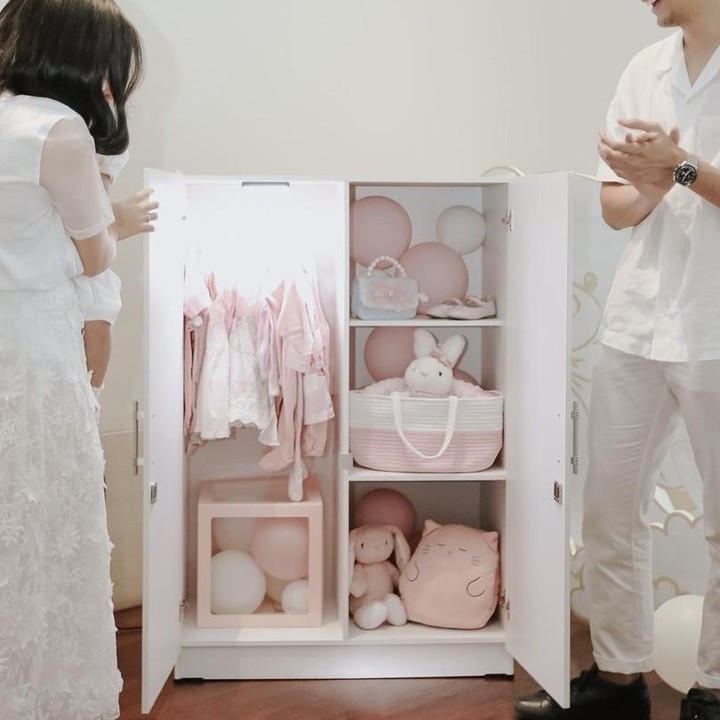 <p>Setelah dibuka, lemari itu berisikan beragam perlengkapan bayi seperti baju, boneka, dan tas berwarna pink. Ini menandakan Nona tengah hamil anak perempuan! Semua tamu pun bersuka cita melihatnya, termasuk sang kakak Nikita Willy yang sedang hamil anak laki-laki  (Foto: Instagram @nonawilly16).</p>
