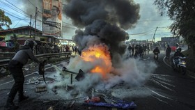 FOTO: Protes PKL Saat Penertiban Lapak di Jalan Puncak Bogor