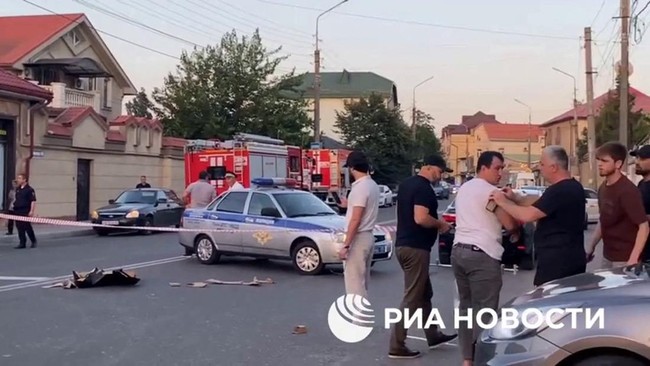Sedikitnya sembilan orang tewas dan 25 lainnya luka-luka imbas penembakan massal di sejumlah tempat ibadah di Provinsi Dagestan, Rusia, Minggu (23/6).