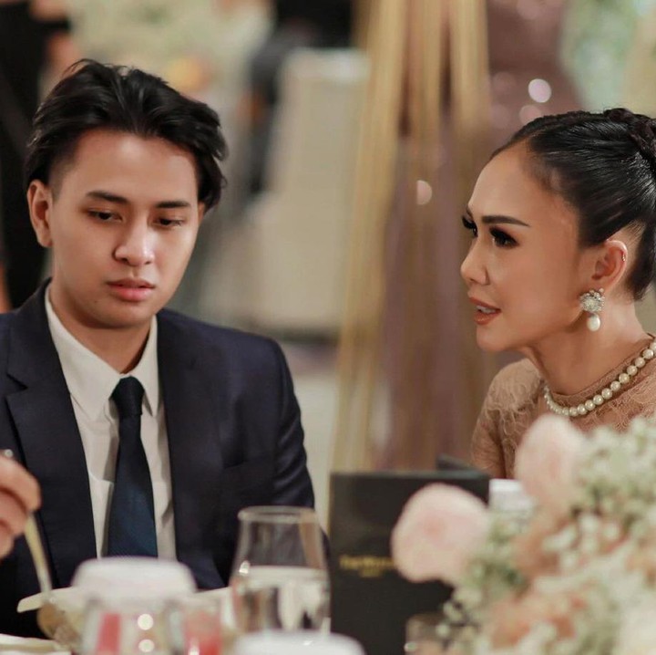 <p>"<em>MasyaAllah</em> <em>guantenge</em> Cavin. Sehat selalu dan tercapai semua cita-cita muliamu ya, Nak," kata seorang netizen dengan emotikon hati. "Ya Allah, Pak Henry Siahaan banget," ungkap netizen lainnya. (Foto: Instagram: @yunishara36)</p>