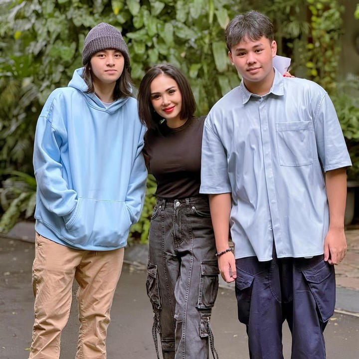 <p>Sosok Cavin sendiri kerap menarik perhatian netizen. Bukan tanpa alasan, pria 22 tahun itu kini semakin tampan dan mirip sang Ayah. (Foto: Instagram: @yunishara36)</p>