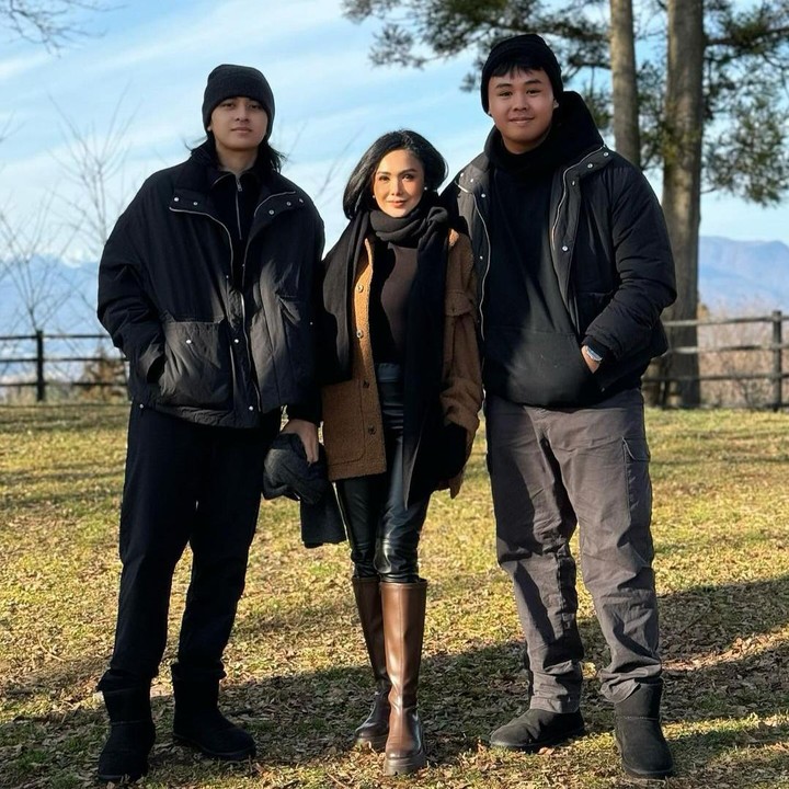 <p>Yuni melahirkan putra pertamanya yang bernama Cavin Obrient Salomon Siahaan pada  2002. Sementara itu, si bungsu yang bernama Cello Obient Siahaan lahir pada tahun 2004. (Foto: Instagram: @yunishara36)</p>