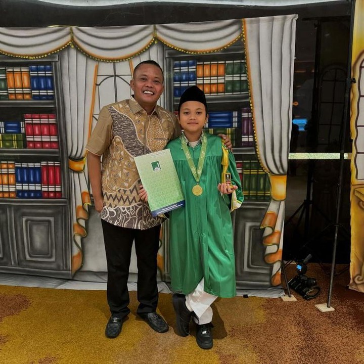 <p>Belum lama ini, Ferdy juga baru saja merayakan kelulusannya dari sekolah dasar (SD). Acara wisudanya pun dihadiri oleh sang Ayah. (Foto: Instagram: @ferdinan_sule)</p>