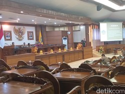 Kas Daerah Turun, Dewan Minta Pemprov Bali Galakkan Pungutan Turis Asing