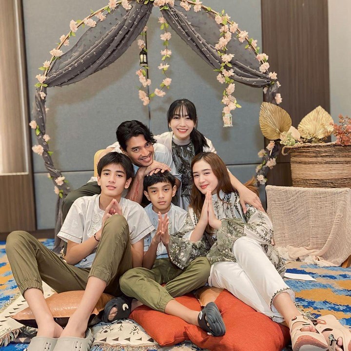<p>Hesti melahirkan anak pertamanya pada 19 Maret 2011 dan diberi nama Regas Borne Putra. Sementara itu, Si Kecil memiliki nama Radian Borne Putra. (Foto: Instagram: @hestipurwadinata)</p>