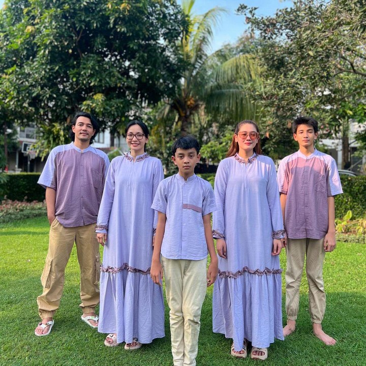 <p>Hesti Purwadinata menikah dengan Edo Borne pada tahun 2010. Dari pernikahan ini, keduanya pun dikaruniai dua orang putra nan tampan. (Foto: Instagram: @hestipurwadinata)</p>
