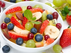 Agar Salad Buah Terasa Segar, Begini Cara Pilih Saus yang Tepat