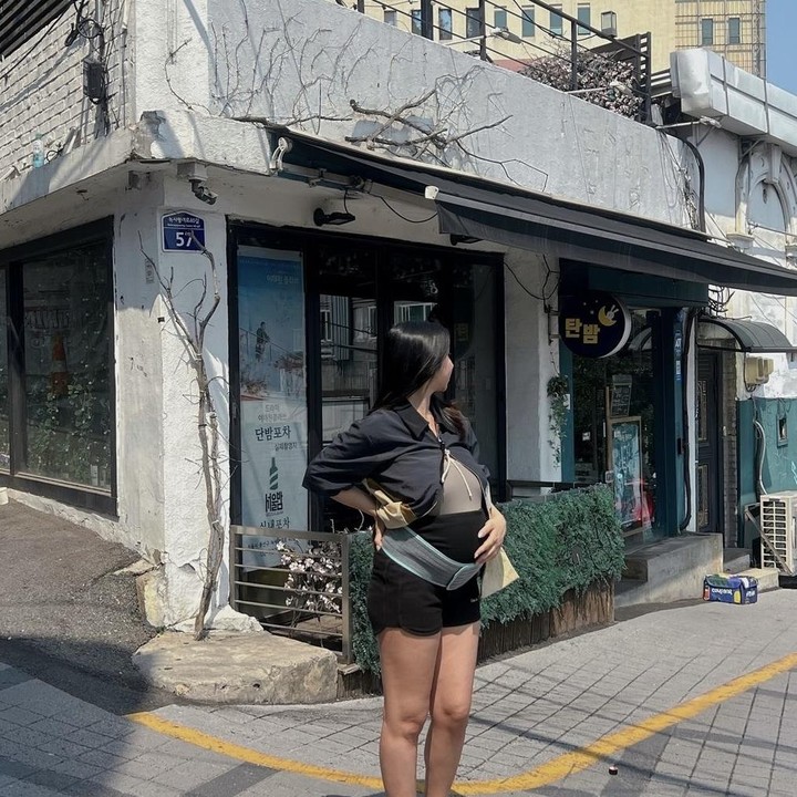 <p>Sebagai pecinta K-Drama, Clairine juga mengunjungi salah satu lokasi syuting dari Itaewon Class. Berlokasi di kota Seoul, ia pun berpose dengan baby bump-nya di depan restoran yang dalam drama tersebut bernama DanBam. (Foto: Instagram @clairineclay).</p>