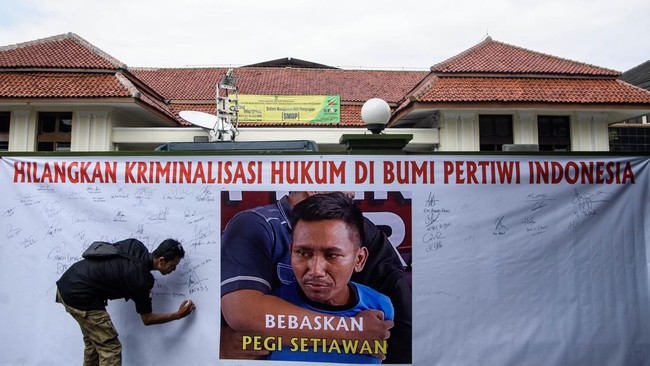 Kuasa hukum Pegi Setiawan, Marwan Iswandi meminta Menko Polhukam Hadi Tjahjanto untuk menegur Polda Jawa Barat lantaran tidak hadir dalam sidang praperadilan.